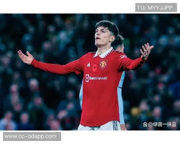 加纳乔单刀失机引发怒火捶草皮表情失落惹人关注